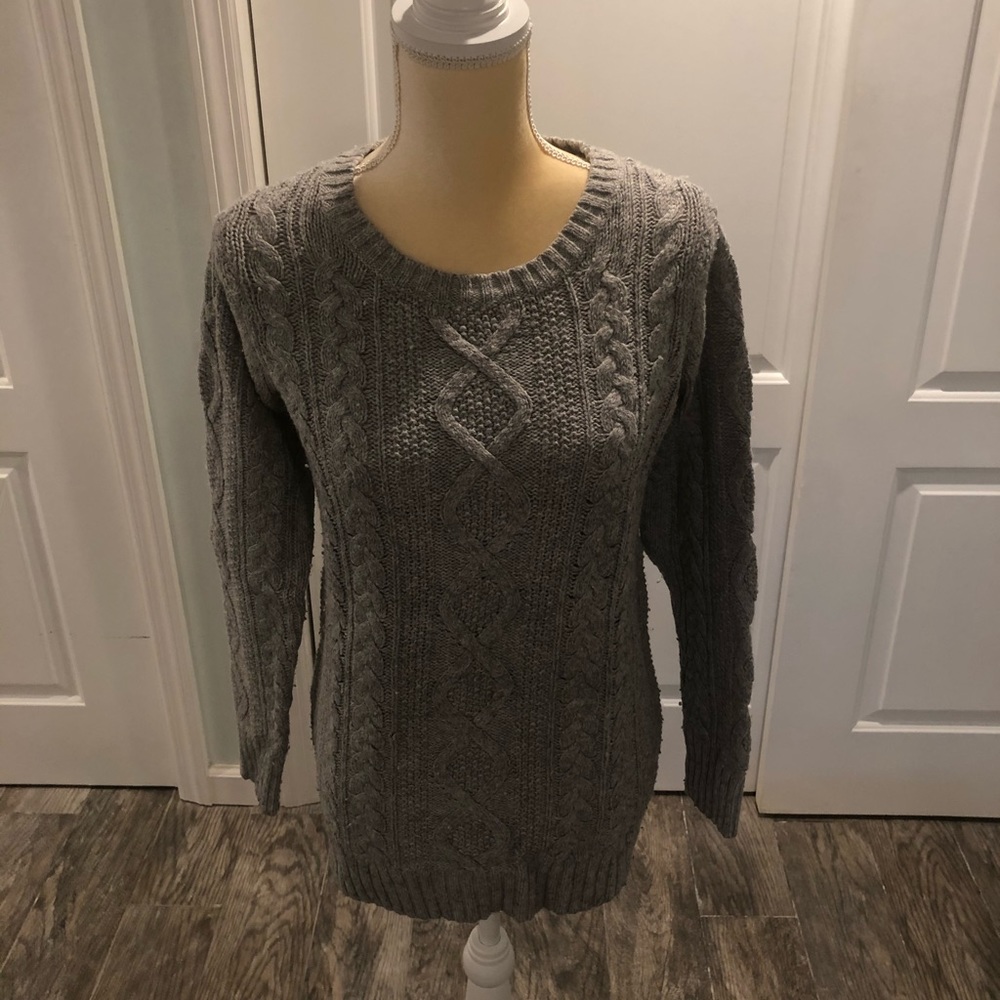Grey Cableknit Sweater: Pairs great with leggings